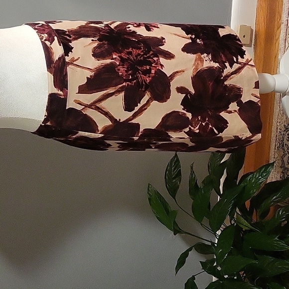Van Heusen Studio Brown Tan Vintage Lined Back Zip Floral Pencil Skirt - Size 6 - Picture 2 of 8